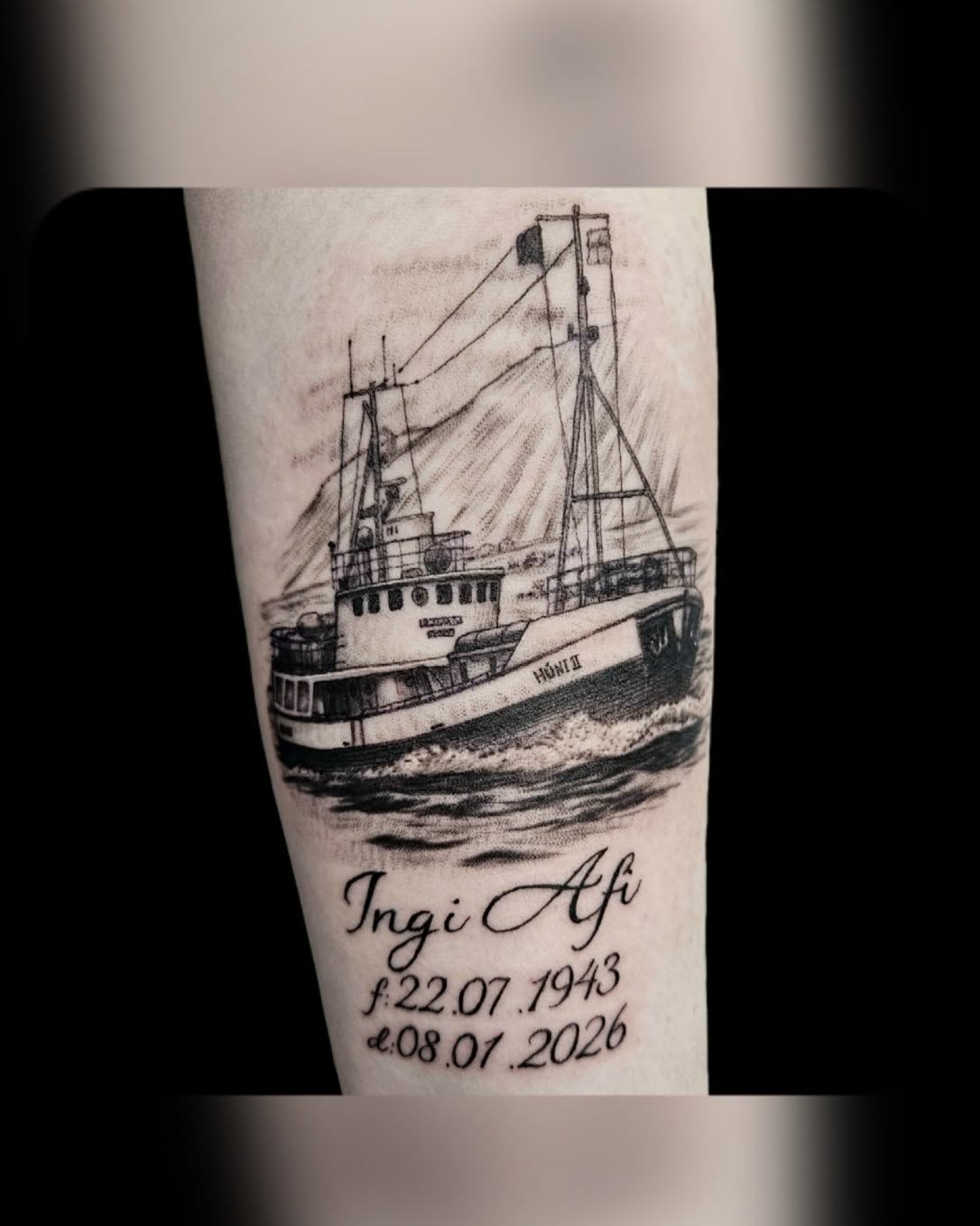 Húðflúr af fiskibáti á handlegg